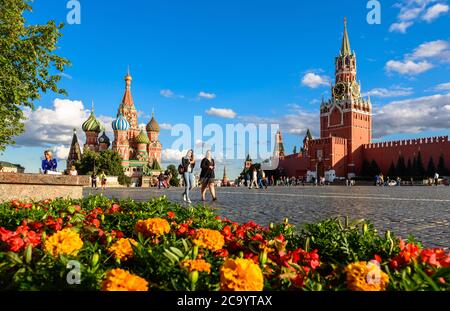 Moskau - 23. Juli 2020: Basilius`s Kathedrale und Kreml auf dem Roten Platz in Moskau, Russland. Dieser Ort ist berühmte Touristenattraktion von Moskau, Top Russi Stockfoto